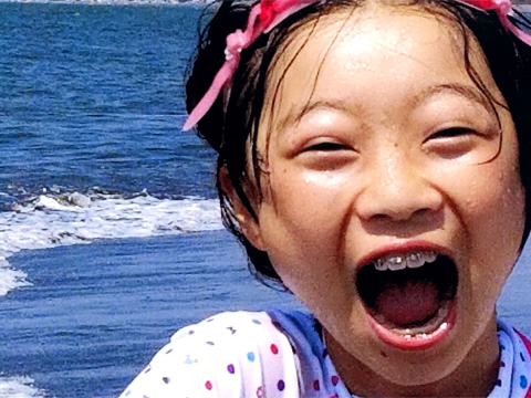 「夏休み	笑顔はじける湘南の海」S.O.さん（10 歳）