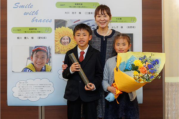 表彰式では、お母様と妹さんが会場から梶川さんを見守りました