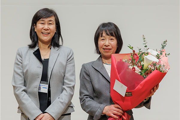 主治医から花束を受け取る平林よし子さん