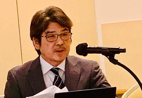 講演する矯正歯科医会 副会長　佐藤國彦