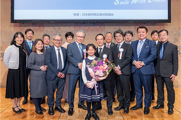 受賞者と関係者全員で記念撮影