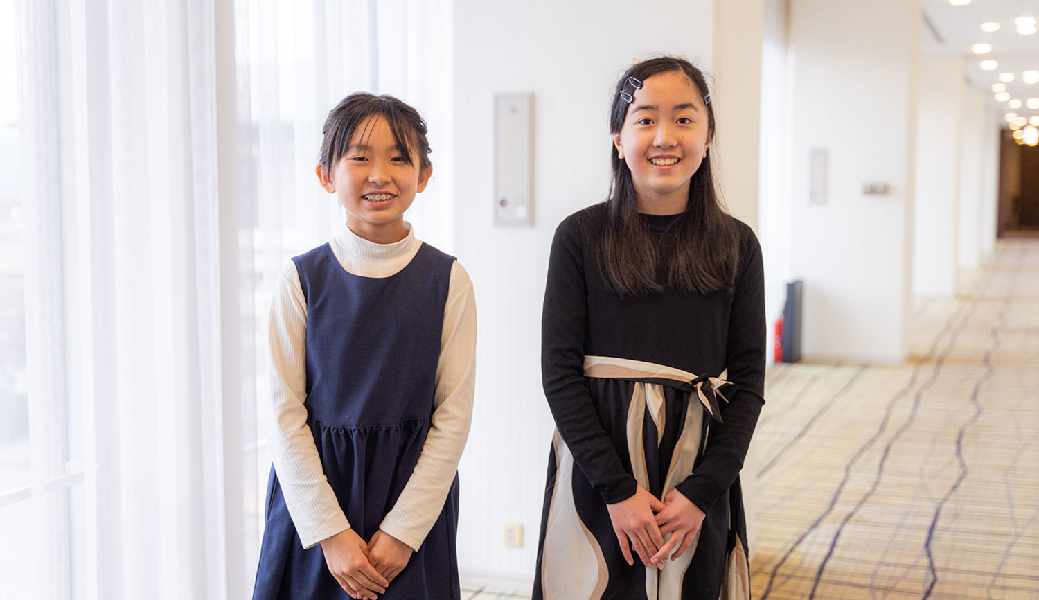 永井さん（左）と佐藤さんは、ともに中学2年生。この日が初対面ですが、同い年とわかると「えー、そうなんだ！」と打ち解けた表情に