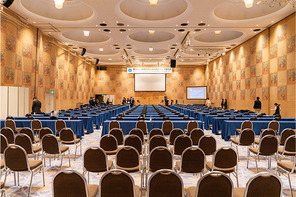 最大2,000名の収容が可能な大宴会場を2分割して表彰式会場に