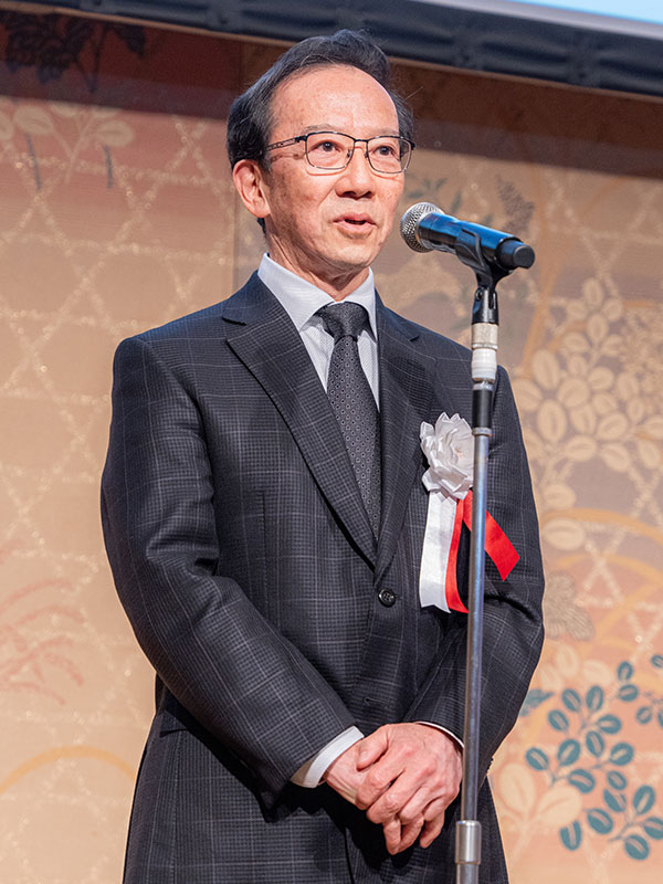 挨拶する陶山会長