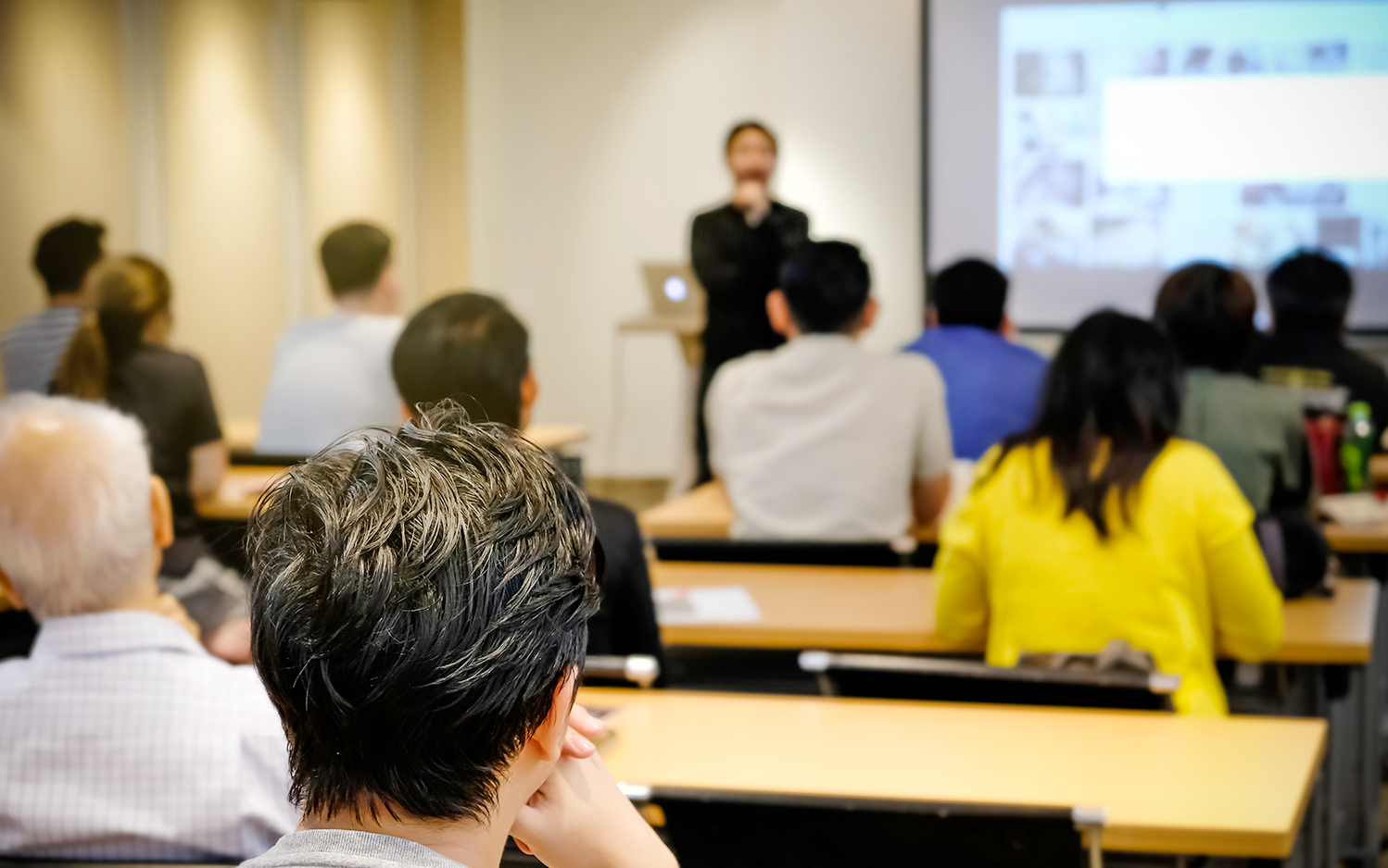 日本矯正歯科学会では、講演などを通じて会員にガイドライン遵守を指導している。